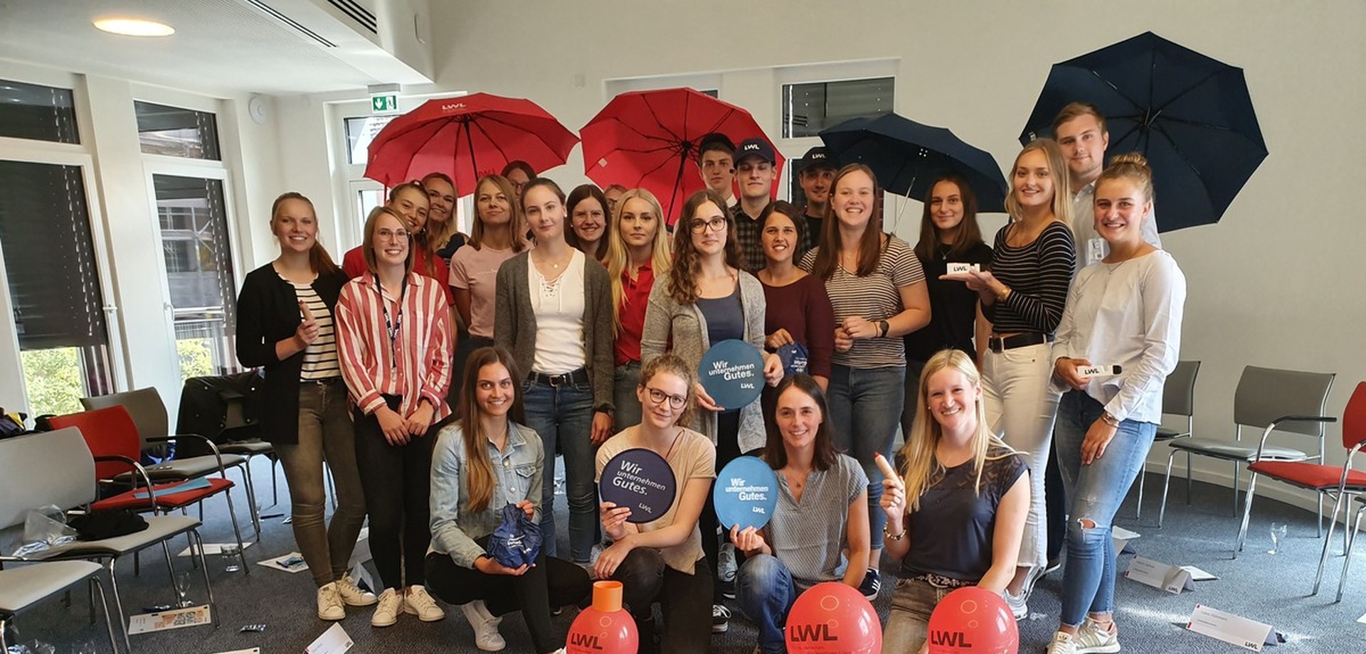 Ein Foto von vielen Auszubildenden und Studierenden, welche die Einführungswoche beim LWL absolvieren.