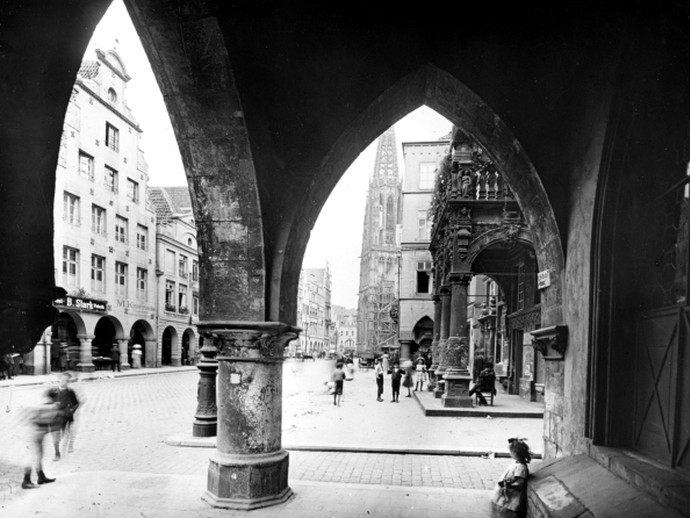 Blick durch die Rathaus-Arkaden auf dem Prinzipalmarkt um 1905.
