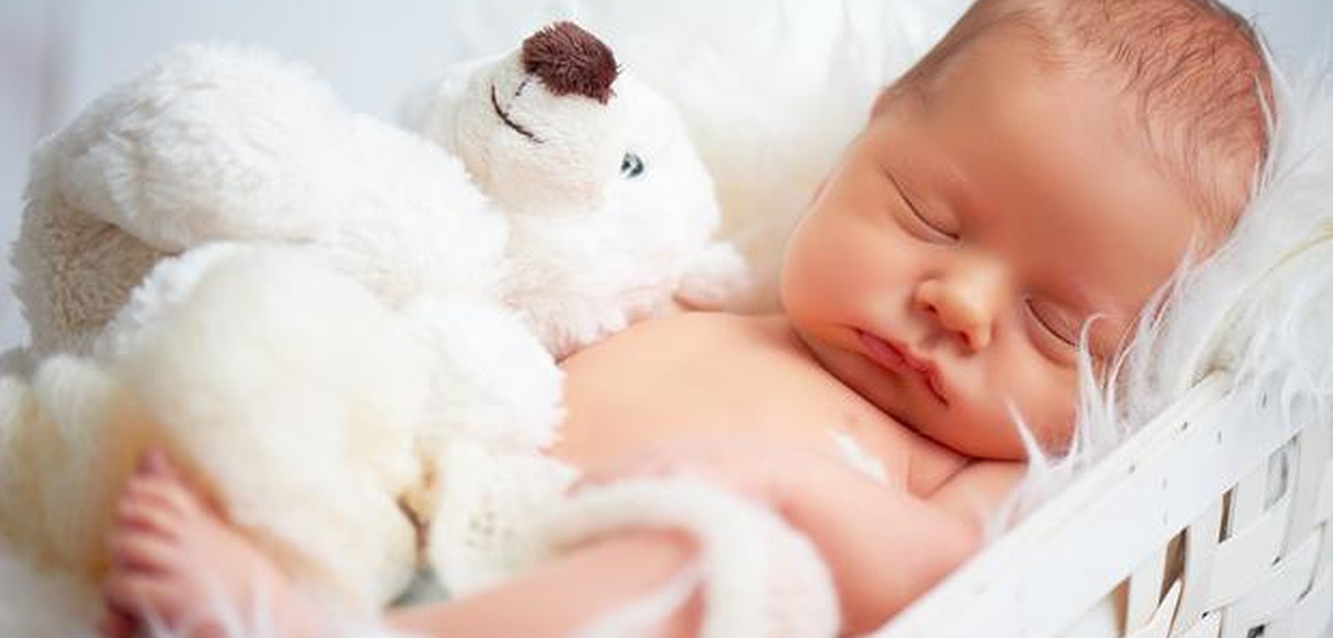 Baby mit Teddybär