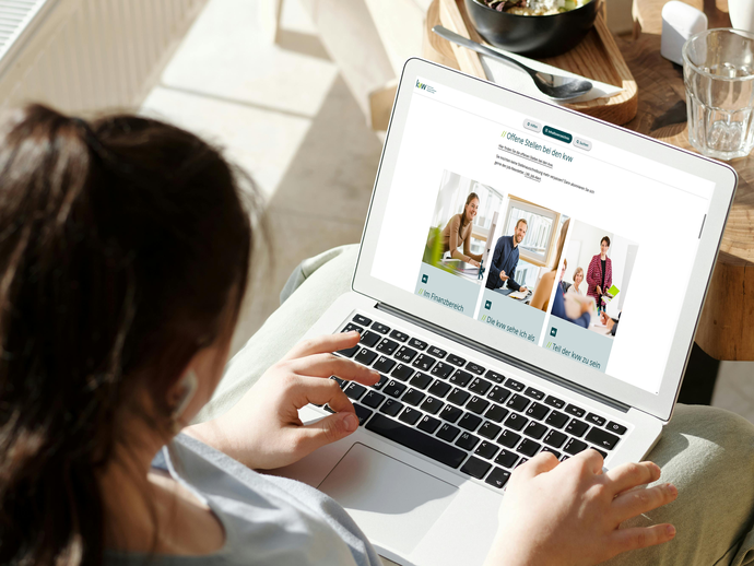Frau, betrachtet die LWL-Karriere-Website auf einem Laptop. (vergrößerte Bildansicht wird geöffnet)