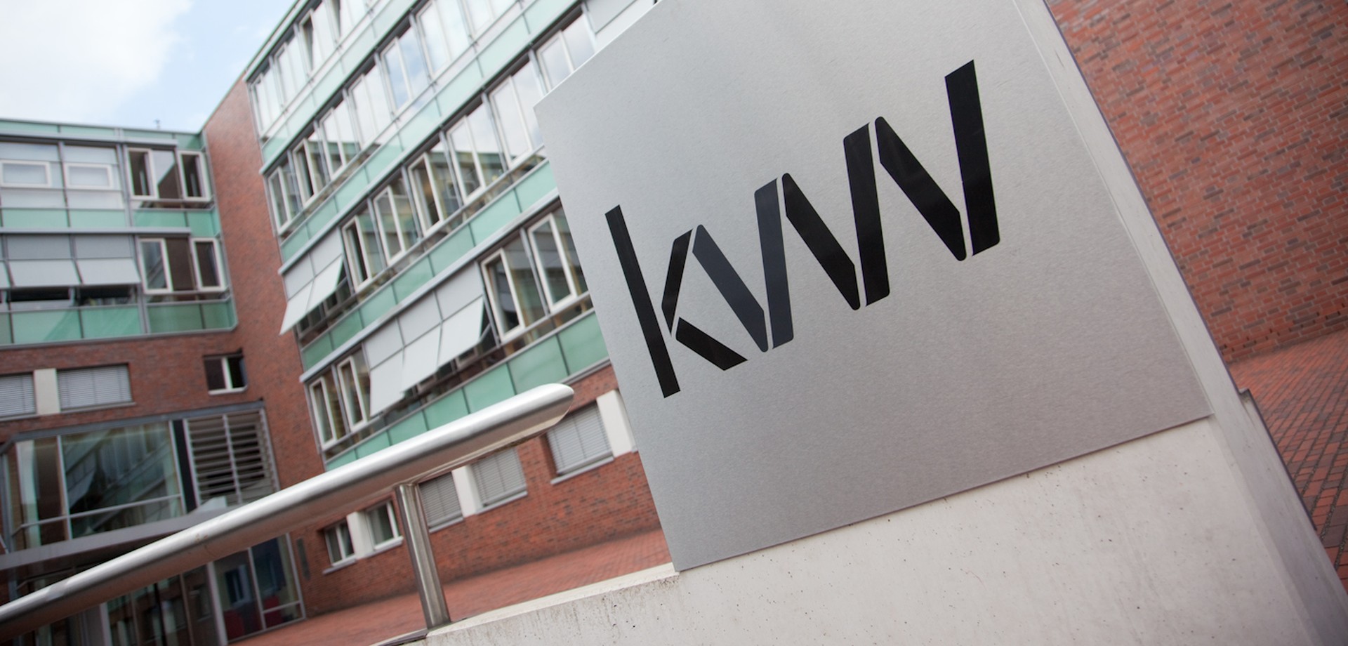 kvw-Logo vor dem kvw-Gebäude in Münster