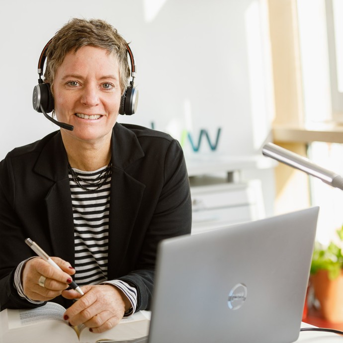Frau Kieserling im Gespräch mit einer Kollegin in ihrem Büro.