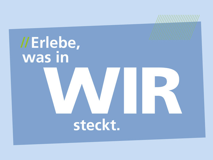 Frau betrachtet die kvw-Karriereseite auf einem Notebook. (vergrößerte Bildansicht wird geöffnet)