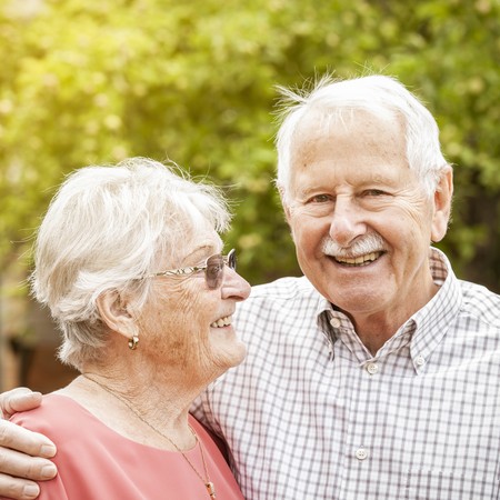Älteres Paar lacht in die Kamera