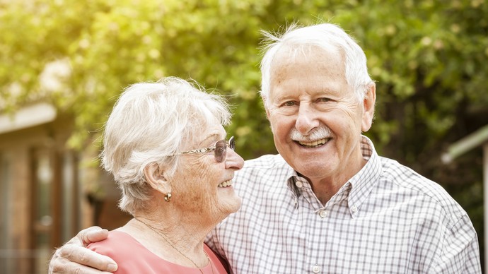 Älteres Paar lacht und freut sich über die PlusPunktRente.