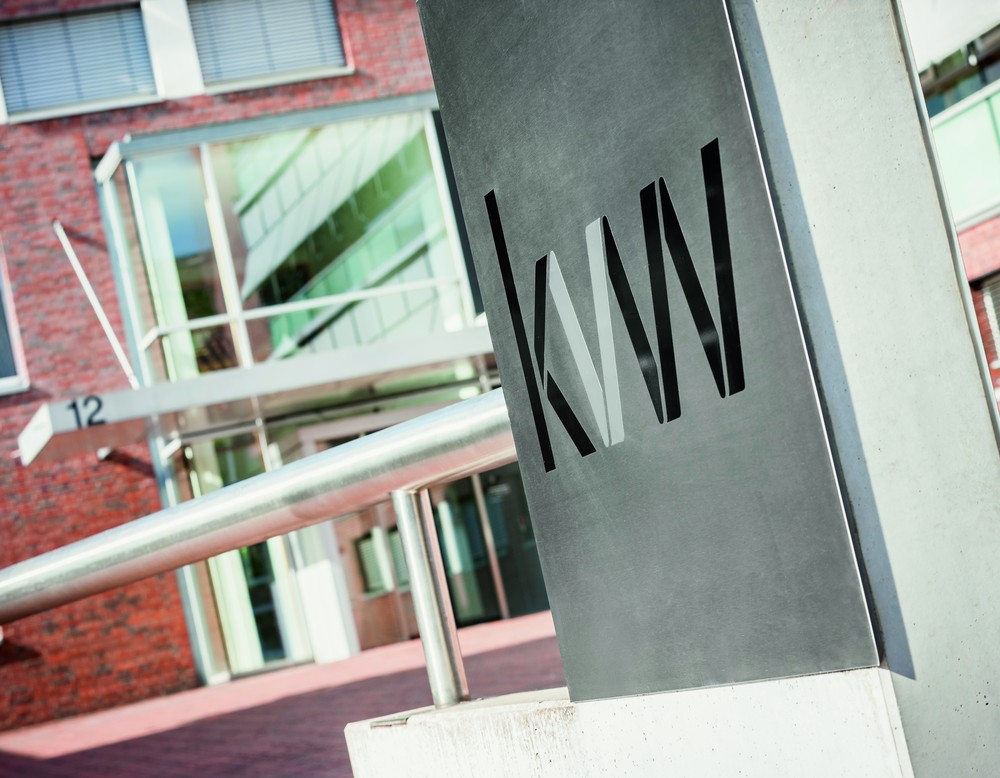 kvw-Logo vor dem kvw-Dienstgebäude in Münster