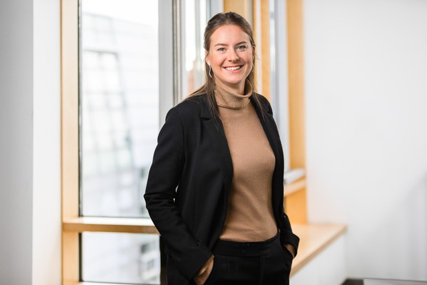 Foto einer Frau im Treppenhaus