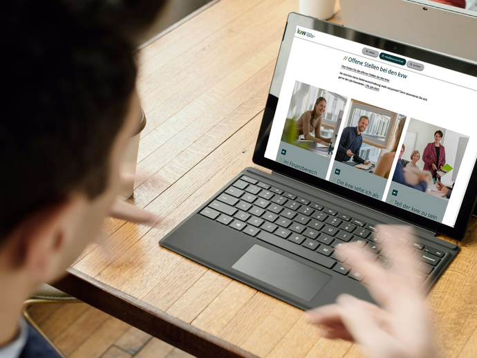 Frau betrachtet die kvw-Karriereseite auf einem Notebook. (vergrößerte Bildansicht wird geöffnet)