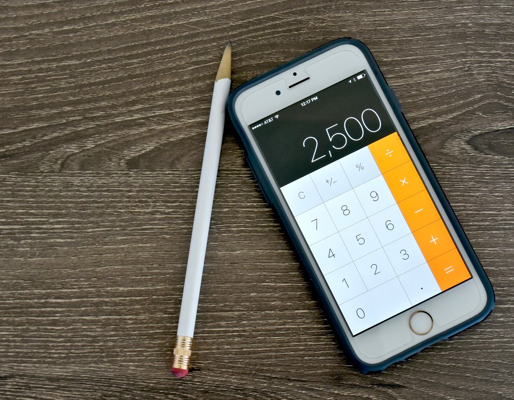 Betriebsrente berechnen. Der Taschenrechner auf dem Smartphone symbolisiert den Betriebsrentenrechner.