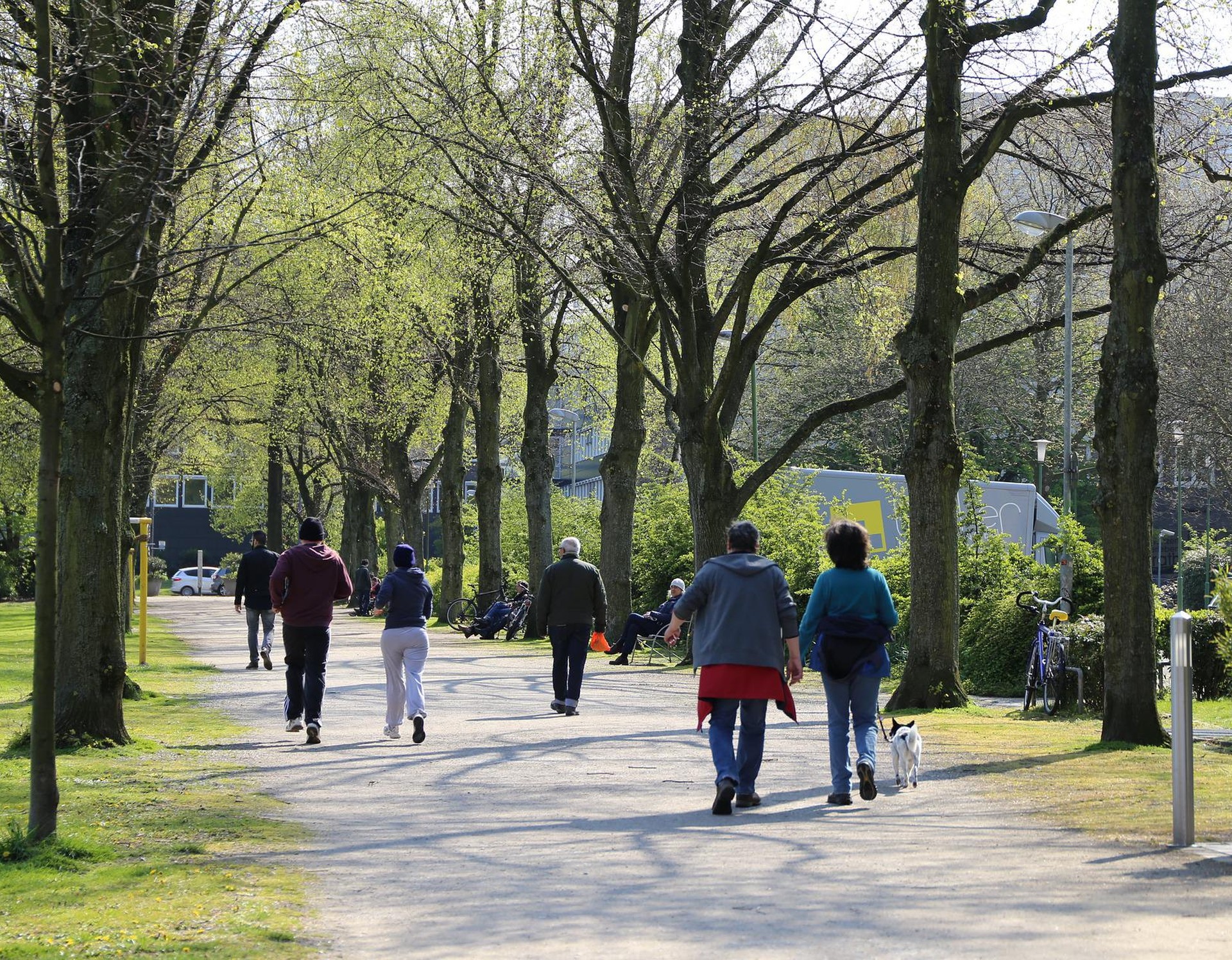 Menschen gehen im Park spazieren