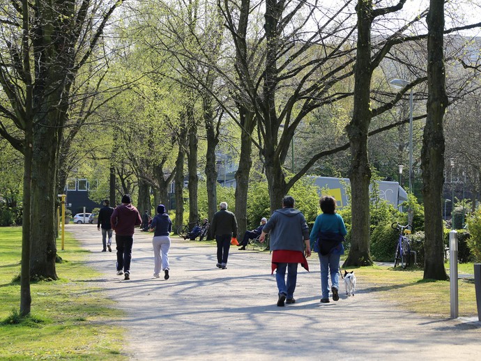 Spaziergänger im Park (vergrößerte Bildansicht wird geöffnet)