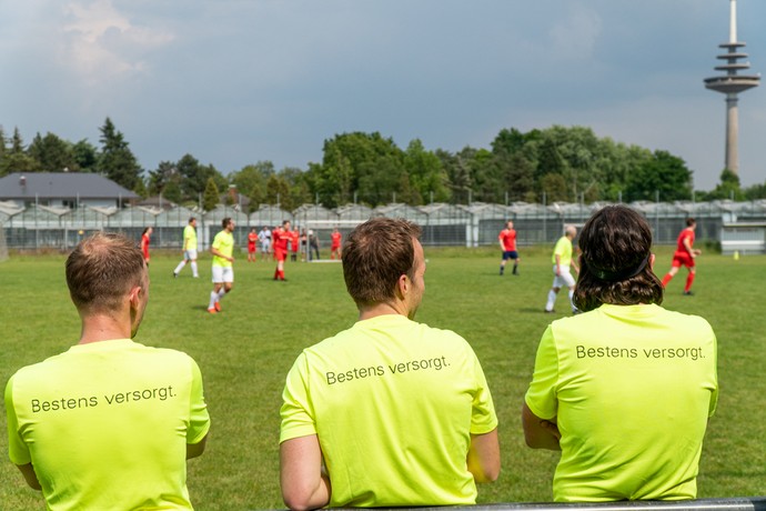 Auf dem Foto sind Fußballspieler:innen der kvw zu sehen, die jährlich in einem Freundschaftsspiel gegen den LWL antreten.