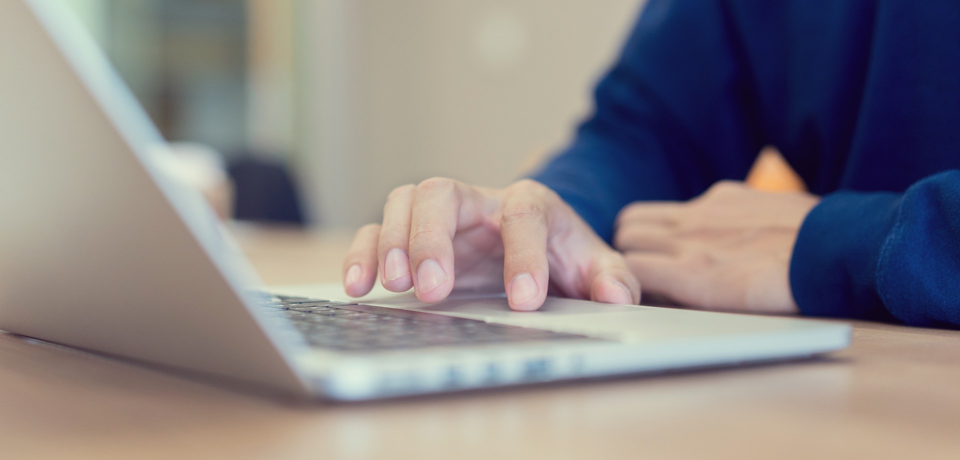 Symbolbild Arbeit am Laptop