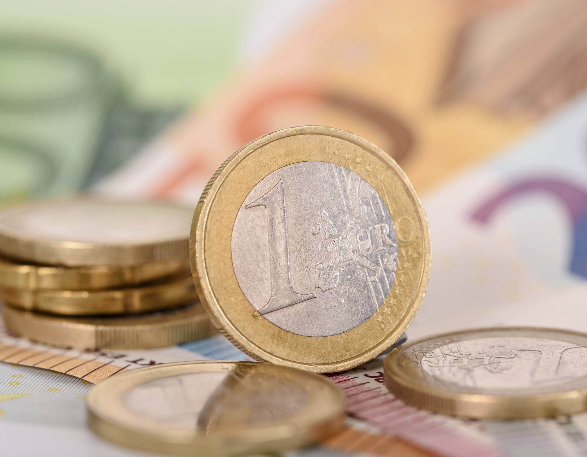 Geldscheine und Münzen in Euro