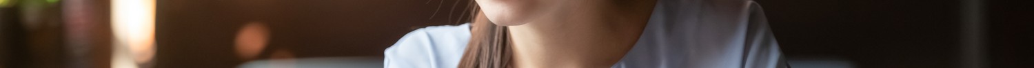 Eine junge Frau lernt bei einem Online-Seminar und macht sich Notizen