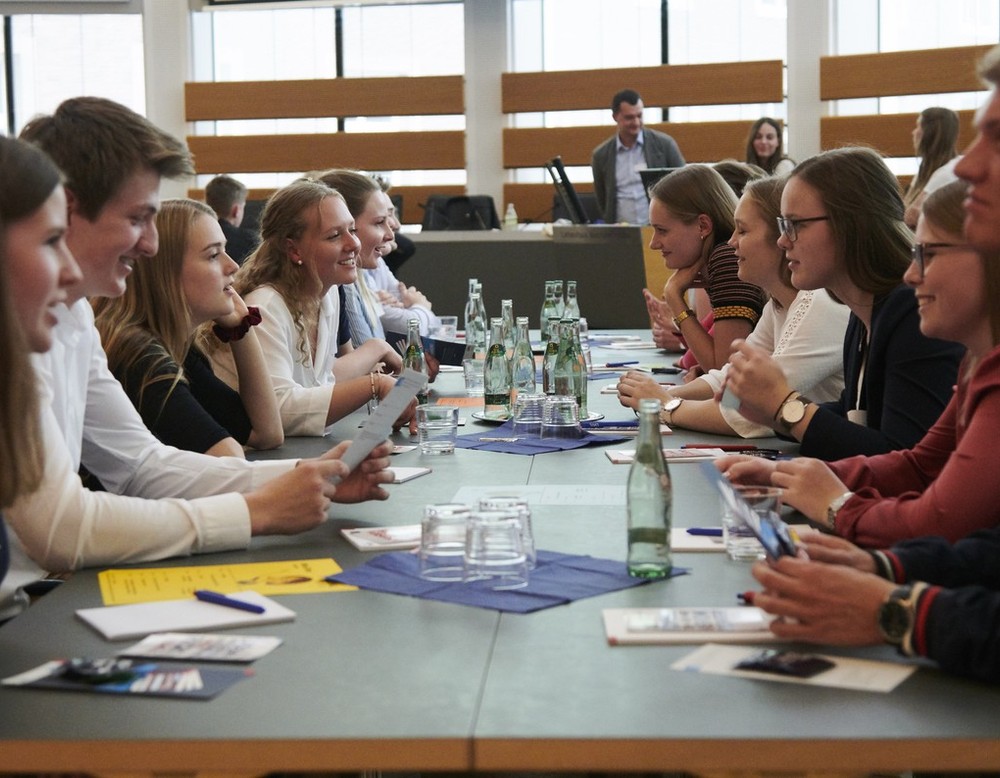 Eine Gruppe Auszubildende und Studierende