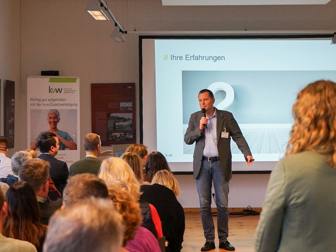 Herr Uhlenbrock referiert (vergrößerte Bildansicht wird geöffnet)