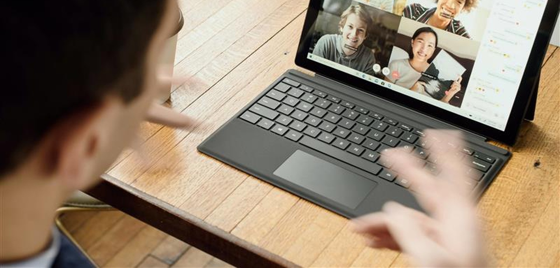 Mann spricht zu Teilnehmern einer Videokonferenz