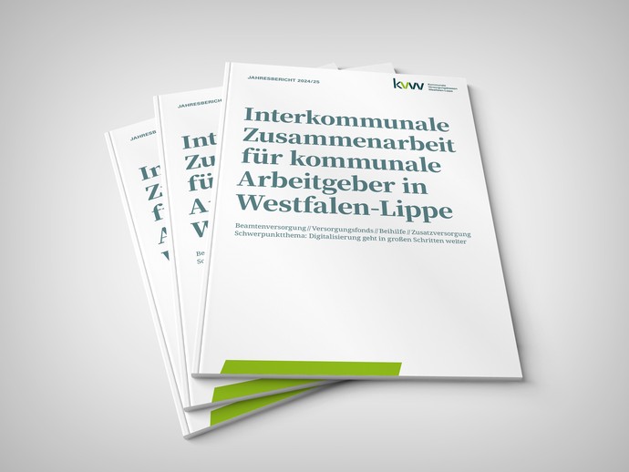 Printausgaben des Jahresberichts übereinander gelegt (vergrößerte Bildansicht wird geöffnet)