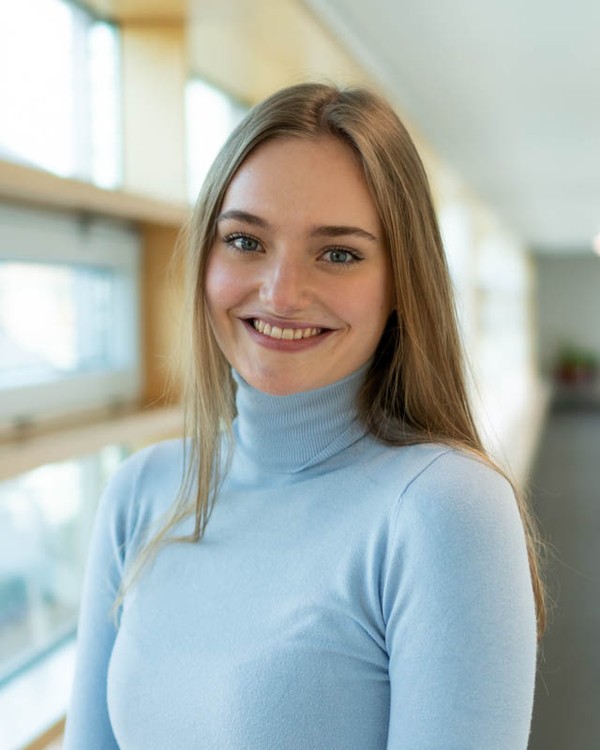 Das Foto zeigt Frau Horstrup, die den zweiten Praxisabschnitt im Rahmen Ihres Studiums Bachelor of Laws bei den kvw absolvierte.