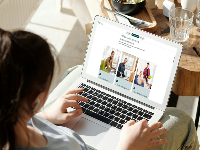 Frau betrachtet die kvw-Karriereseite auf einem Notebook. (vergrößerte Bildansicht wird geöffnet)