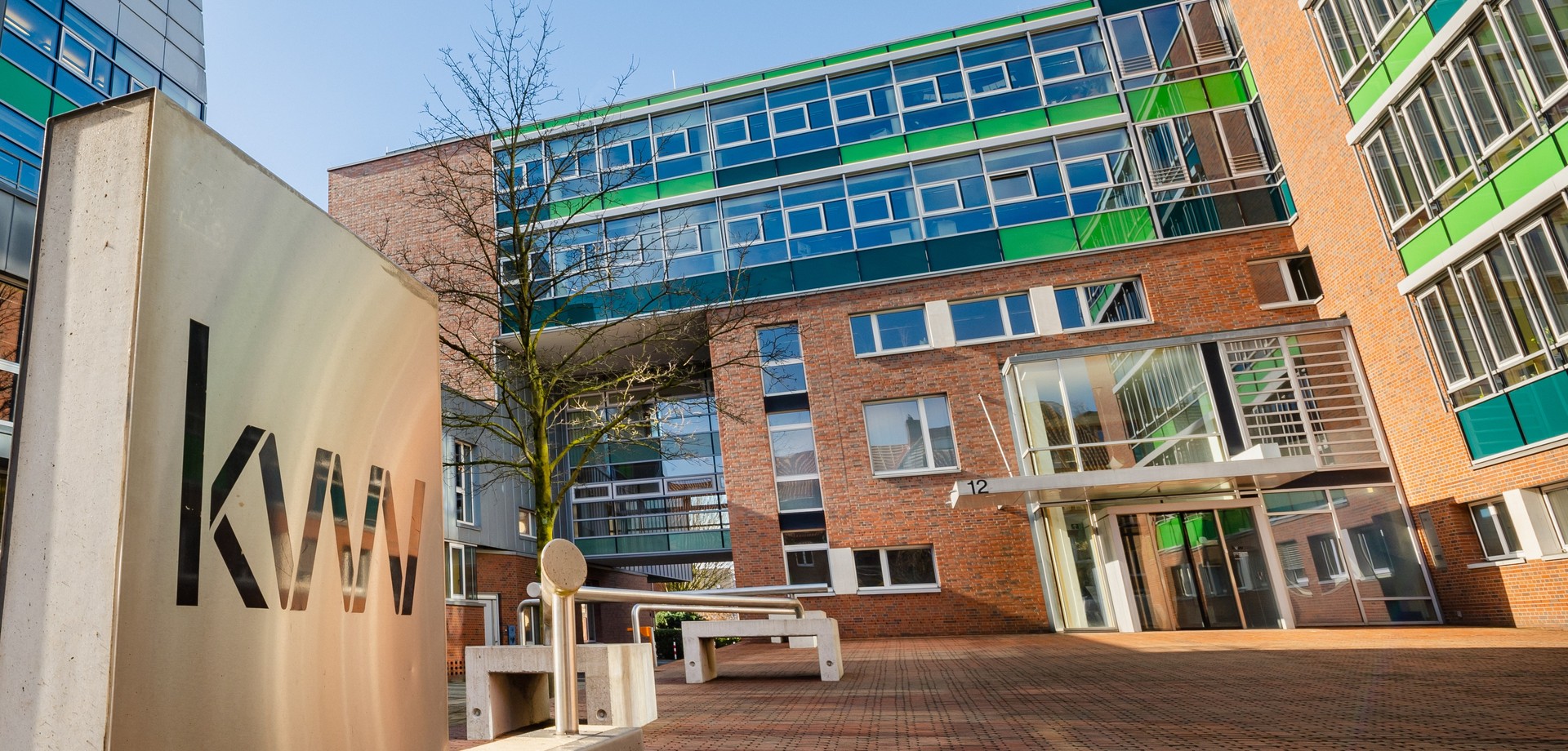 kvw-Logo vor dem kvw-Gebäude in Münster